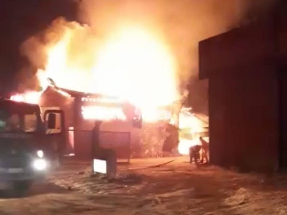 ASSISTA VÍDEO: incêndio destrói fábrica de móveis e mobiliza Corpo de Bombeiros na madrugada