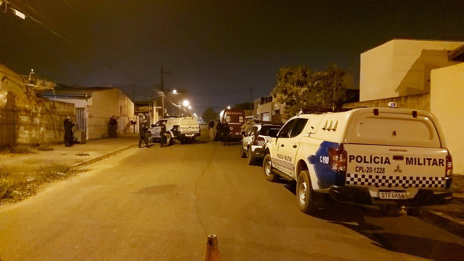 Homem ameaça matar o próprio filho de 03 anos a facadas; após longa negociação com a PM, açougueiro se entrega e criança é salva