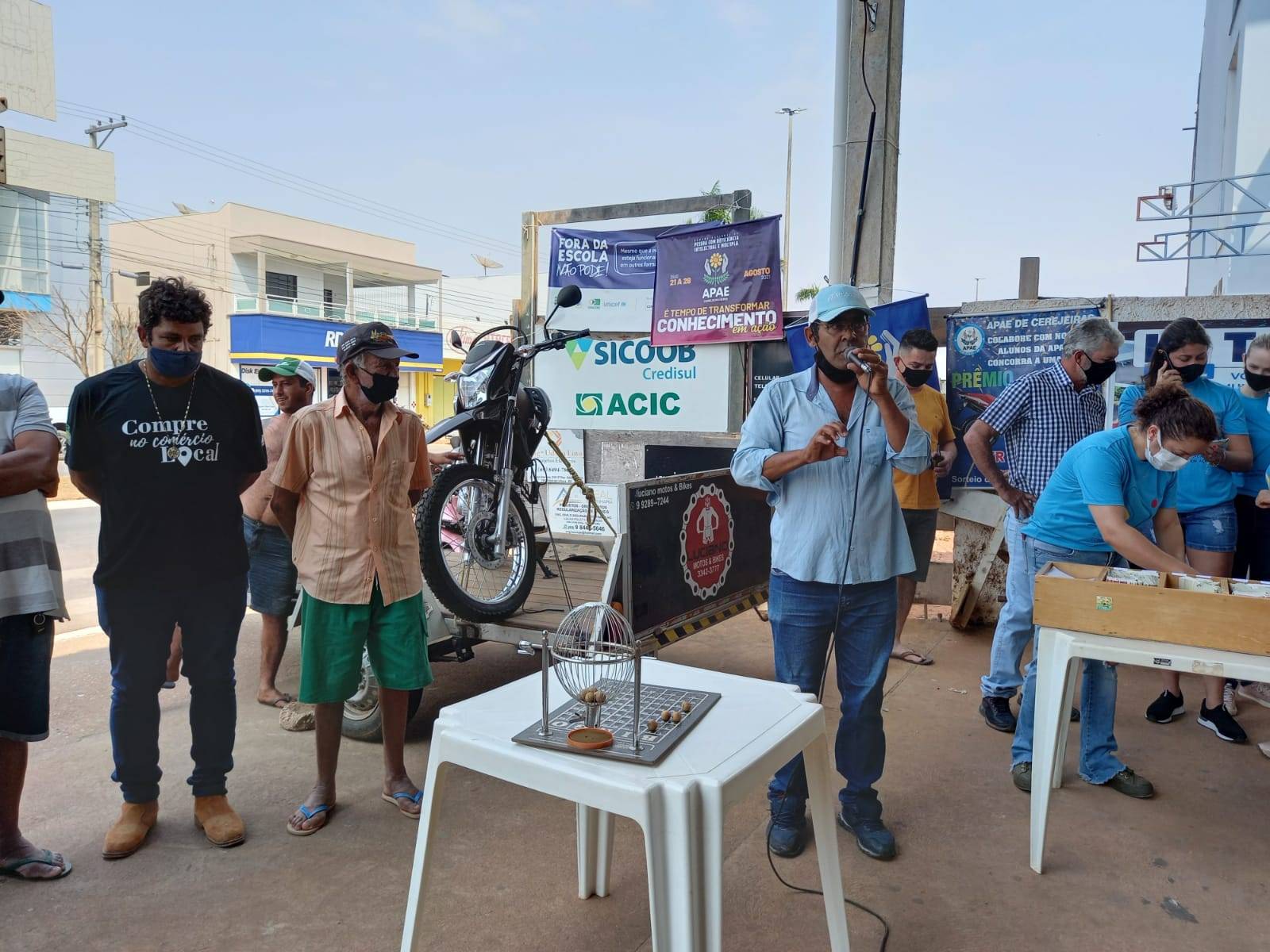 APAE realiza sorteio de moto zero em rifa na cidade de Cerejeiras; diretoria da entidade agradece apoio da população