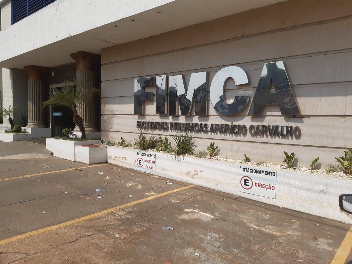 Menino surtado, professora liderando invasão e enfermeira atacada com álcool no rosto marcam dia de vacinação em Vilhena