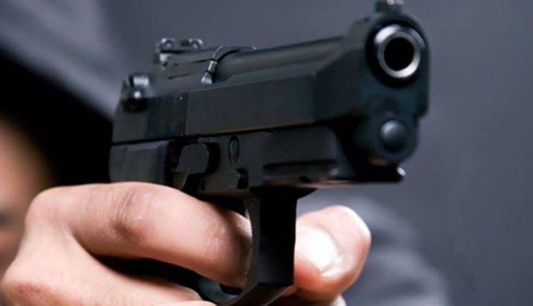 Rendida por ladrões armados na porta de casa quando voltava do trabalho, mulher é ameaçada e tem motoneta roubada