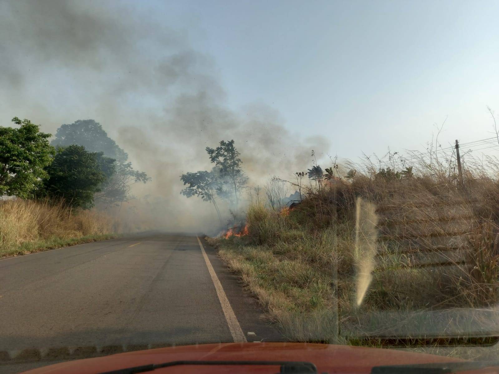 Foco de incêndio atinge margens de rodovia que liga as cidades de Colorado do Oeste e Cerejeiras