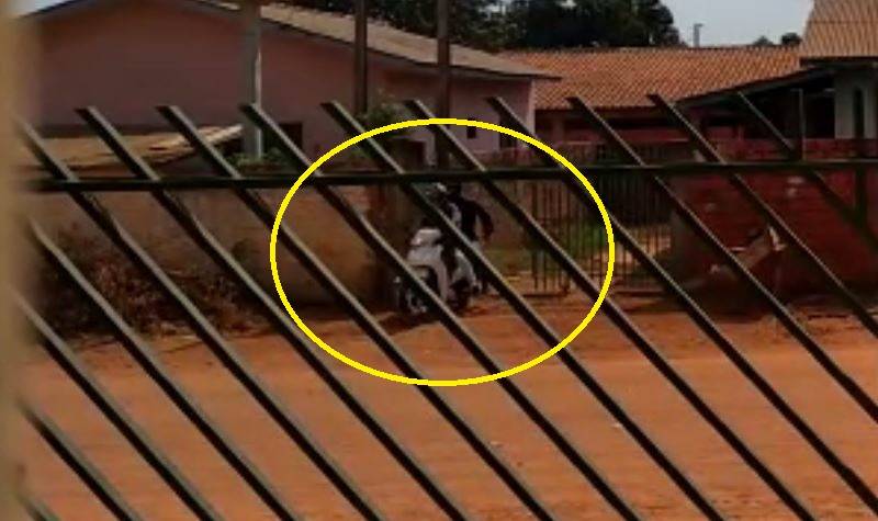 ASSISTA VÍDEO: mulher de 27 anos é trancada em banheiro e ladrões armados fogem levando moto; vizinho filmou criminosos