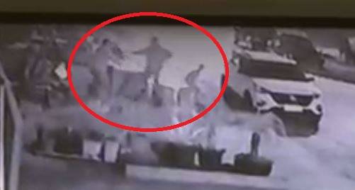 ASSISTA: vídeo mostra agente fiscal sendo agredido por ladrão; vítima sobreviveu porque tambor abriu e balas caíram da arma