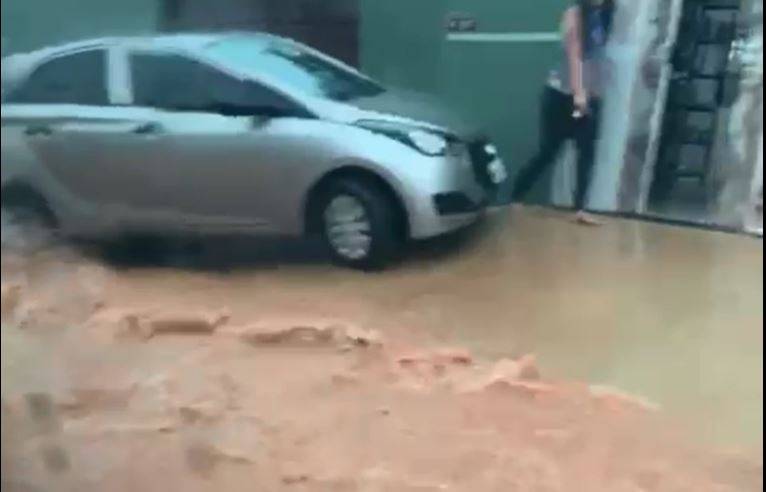 ASSISTA VÍDEO: temporal de poucos minutos faz Vilhena enfrentar o velho problema dos alagamentos