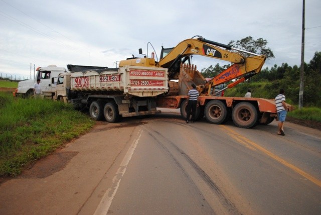 Acidente na entrada de Vilhena deixa BR 364 bloqueada nos dois sentidos