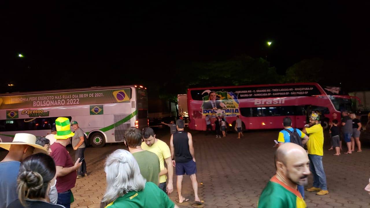 VÍDEO: a caminho de Brasília para o 7 de Setembro, manifestantes param em Vilhena; ex-vereador embarca e explica viagem
