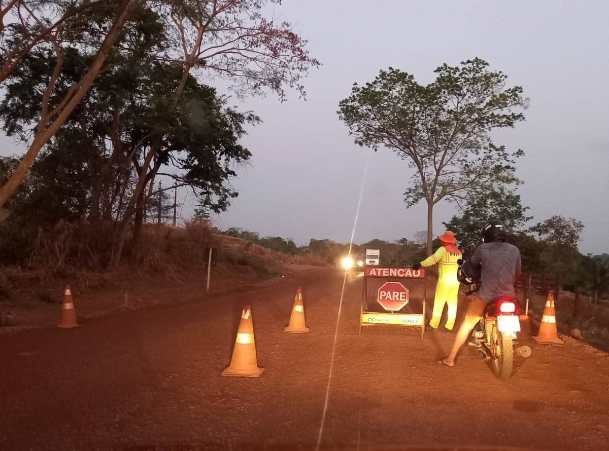 Após 28 dias de paralisação, empresa retoma obra de asfalto entre Cerejeiras e Colorado e trabalha até no período noturno