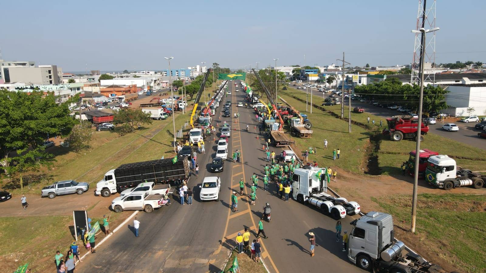 VÍDEO E FOTOS: em apoio a Bolsonaro e contra o STF, manifestantes se concentram em trecho urbano da BR 364, em Vilhena