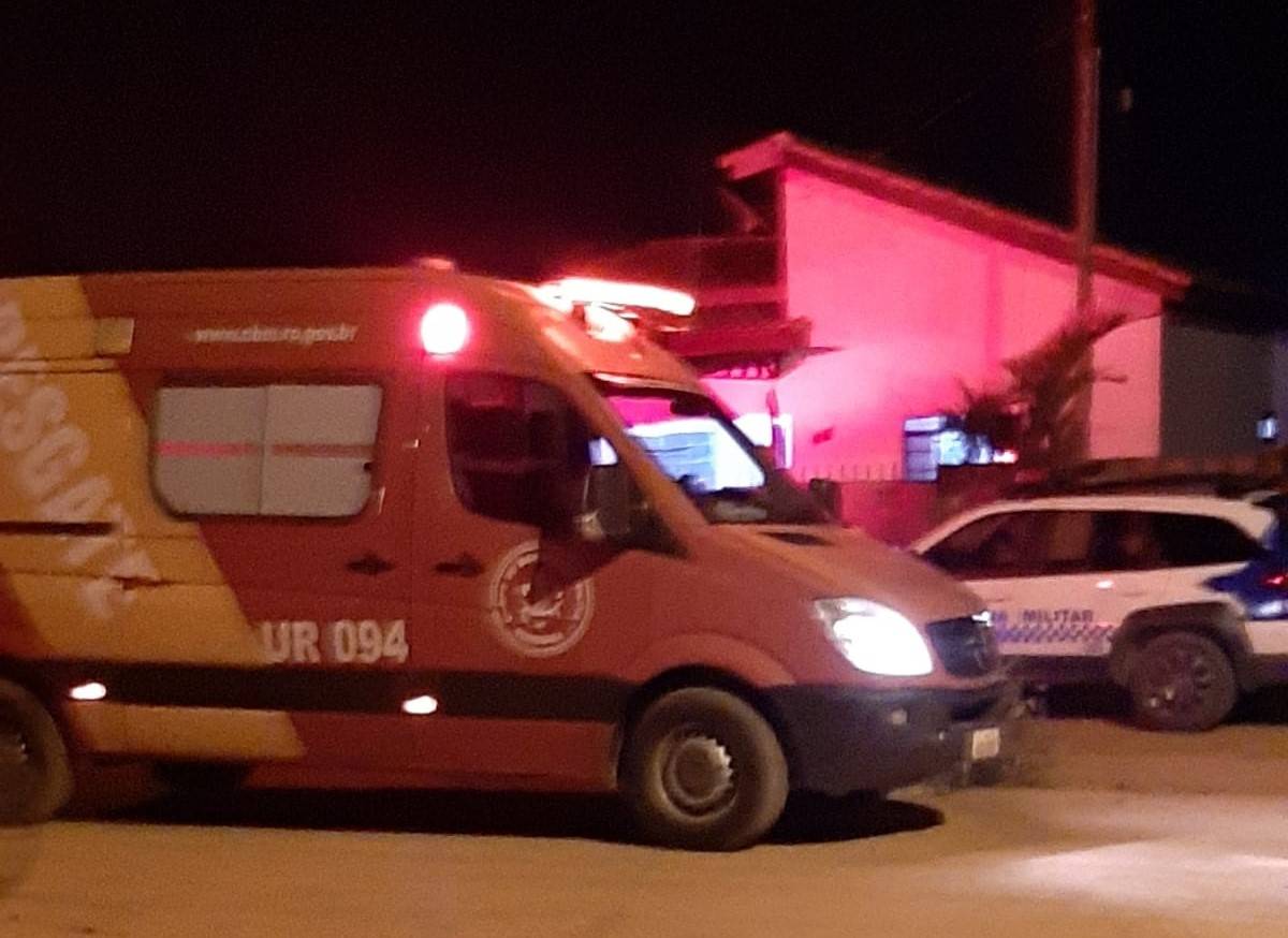 Pit bull ataca a própria dona e é abatido a tiros por policial militar; mesmo animal já havia investido contra filha da vítima