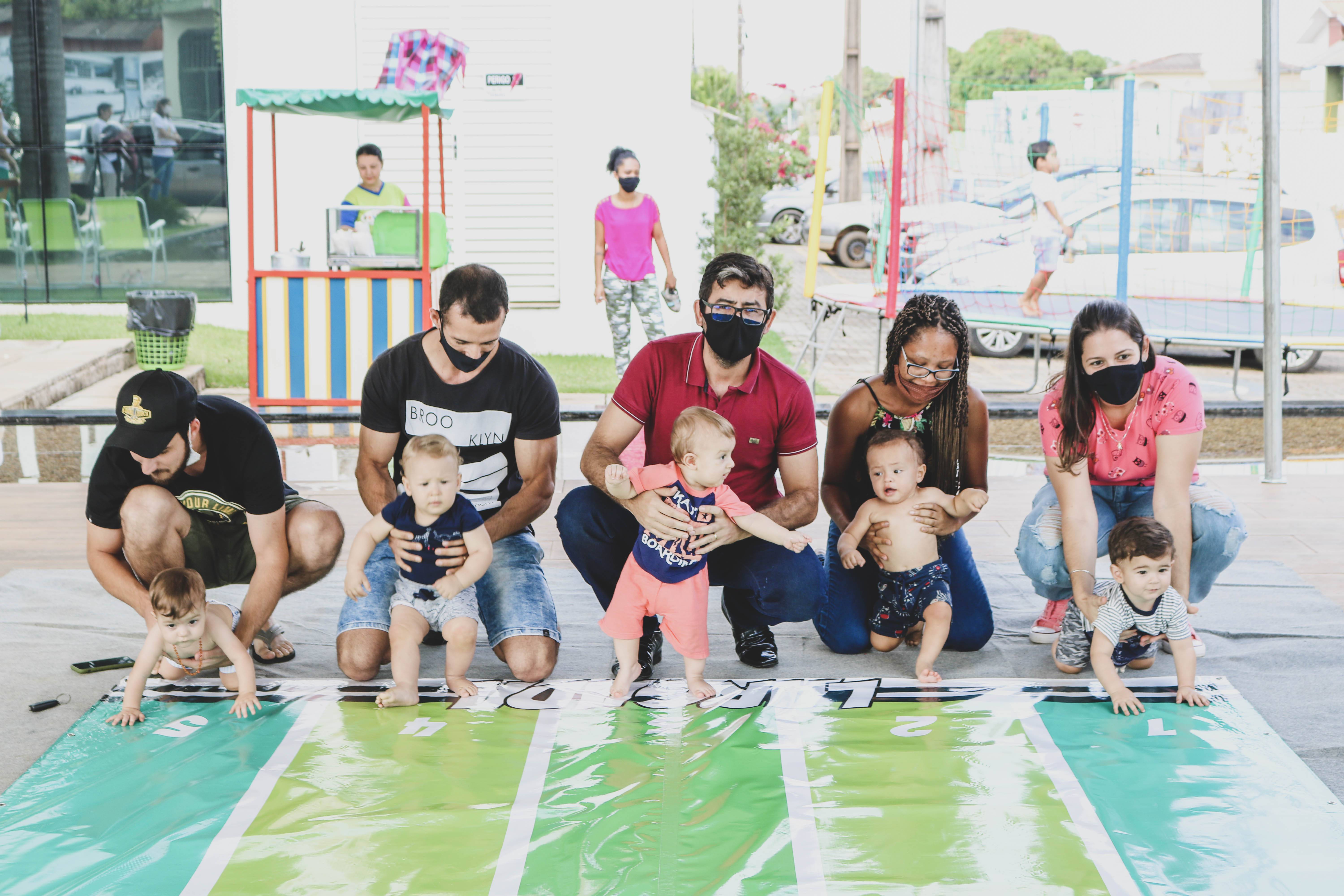 Disputa de fofura: bebês participam de corrida no “Tem Criança na Praça”, do 4º Sicoob Sabor, em Vilhena