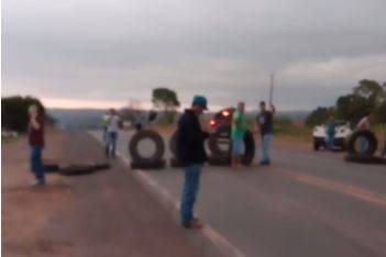 ASSISTA VÍDEO: mesmo com apelo feito por Bolsonaro, caminhoneiros fecham pista da BR 364, em Vilhena
