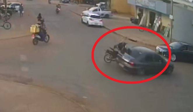 ASSISTA: vídeo mostra batida entre carro e moto que deixou rapaz de 25 anos com fratura exposta, em Vilhena