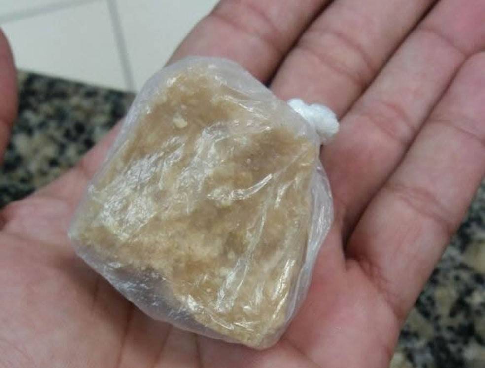 Rapaz de 20 anos é preso vendendo crack “em lascas” e policiais encontram CNH penhorada por dívida de R$ 20