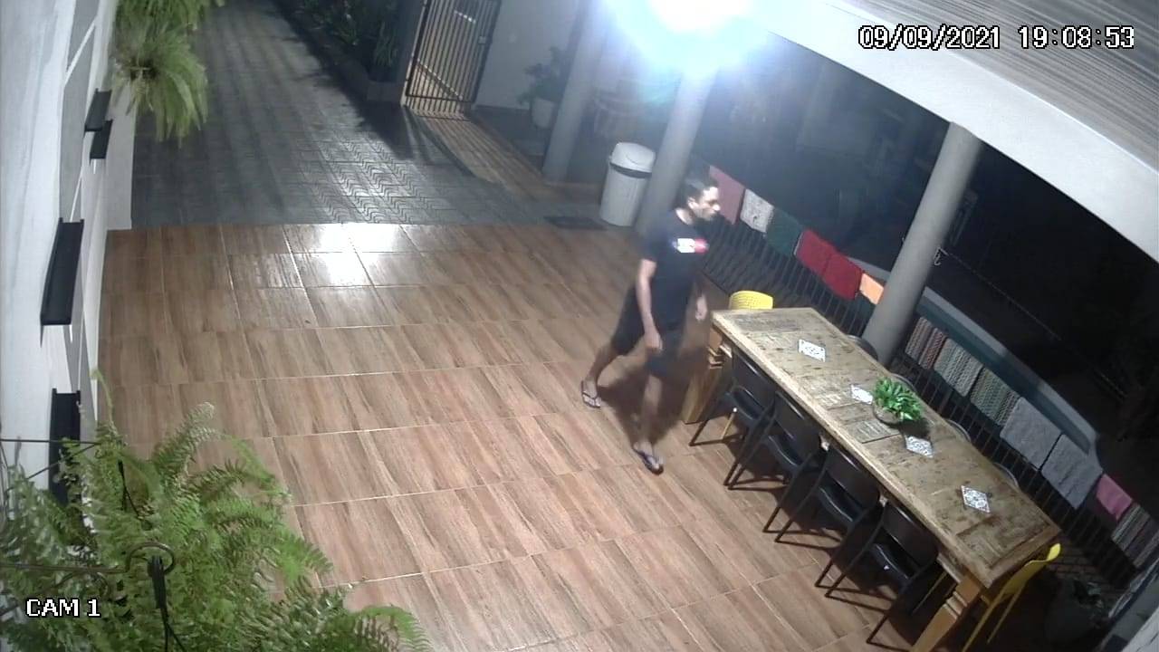 ASSISTA VÍDEO: ladrão furta casa duas vezes na mesma noite e foge “produzido”, já vestindo roupas do dono