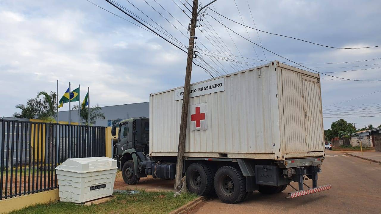 Caminhão do Exército danifica poste de energia ao entrar em escola pública onde militares estão alojados
