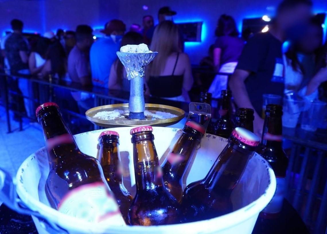 Dono de casa noturna em Cerejeiras é notificado pela polícia por aglomeração e por vender bebidas em horário proibido