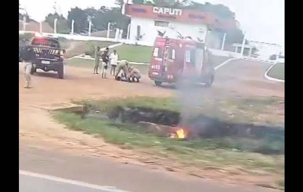 ASSISTA: vídeo mostra moto pegando fogo após cair em valeta; homem estava com filha adolescente na garupa