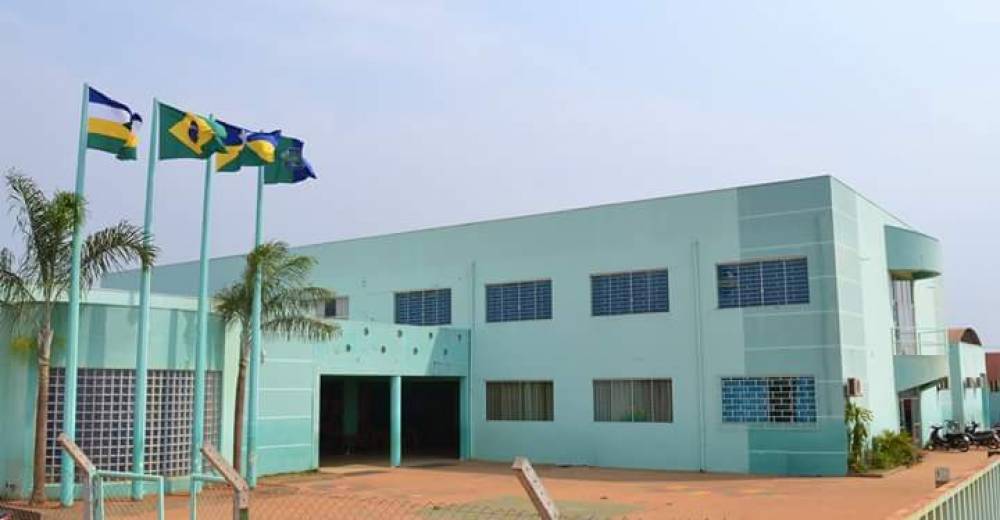 Com casal brigando a bordo, carro derruba poste de energia perto de escola e Exército registra queixa na polícia