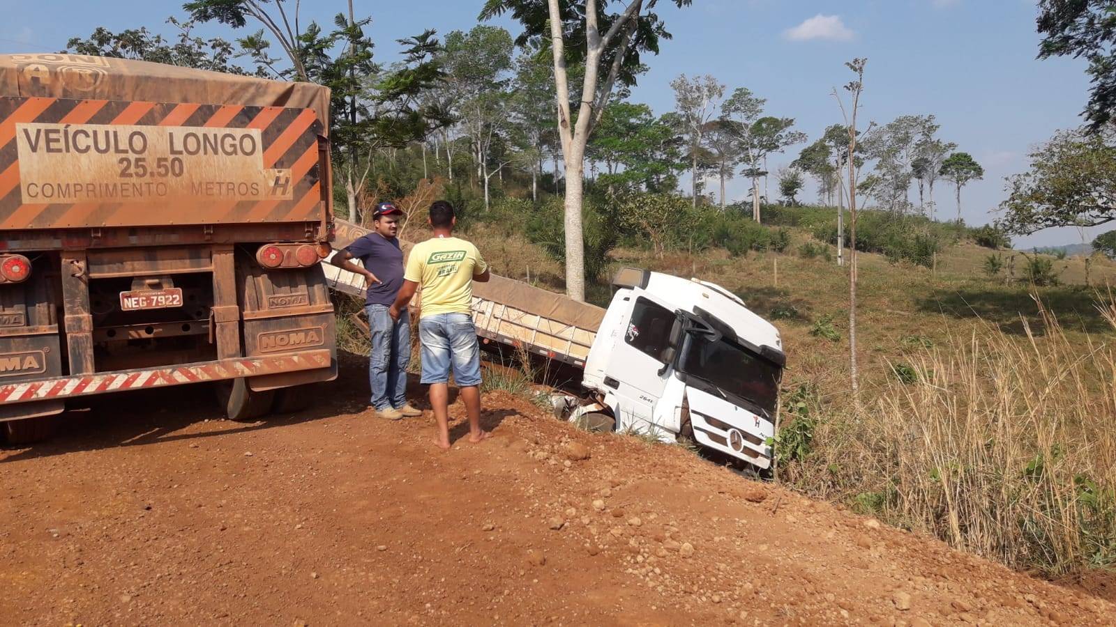 VEJA FOTOS: motorista tenta evitar batida frontal e carreta vai parar em ribanceira entre Colorado do Oeste e Cerejeiras