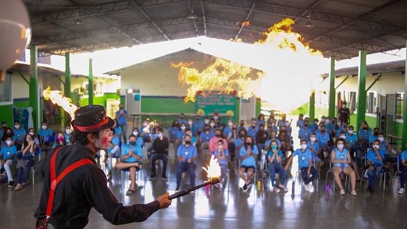 Espetáculo circense leva diversão e conscientização a alunos de escolas públicas de Vilhena