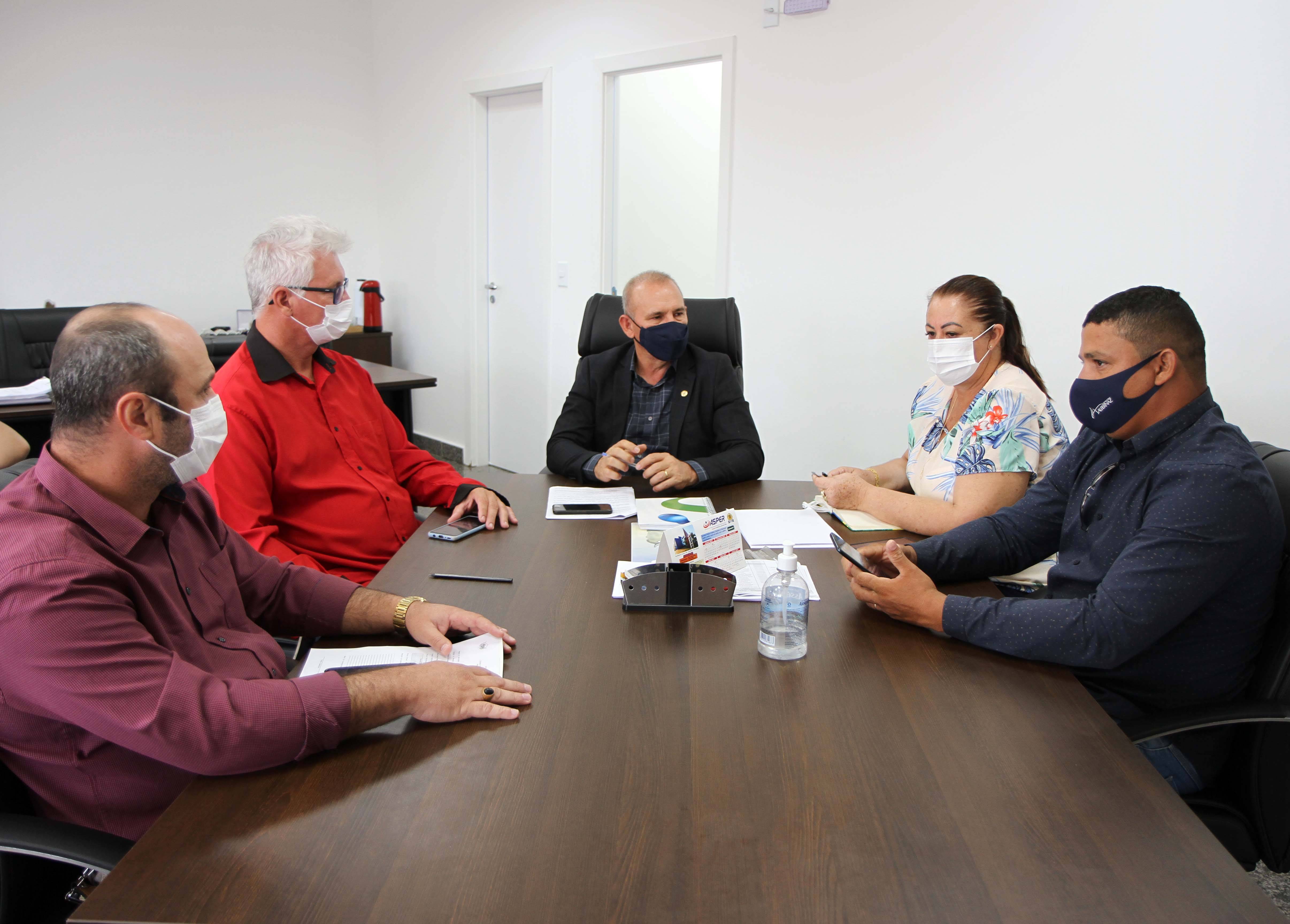 Deputado Ezequiel Neiva debate com a prefeita de Pimenteiras sobre os projetos Tchau Poeira e Governo na Cidade