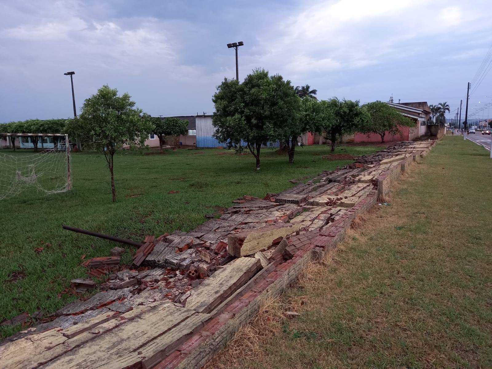 Temporal com ventania provoca estragos na cidade de Cerejeiras; muro de escola pública foi derrubado