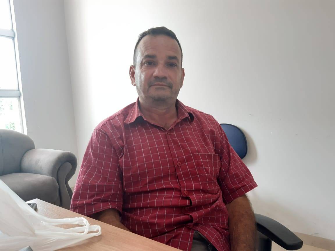 Emocionem-se com a incrível história do caminhoneiro que passou por 15 cirurgias, perdeu os filhos, virou pintor e precisa de ajuda