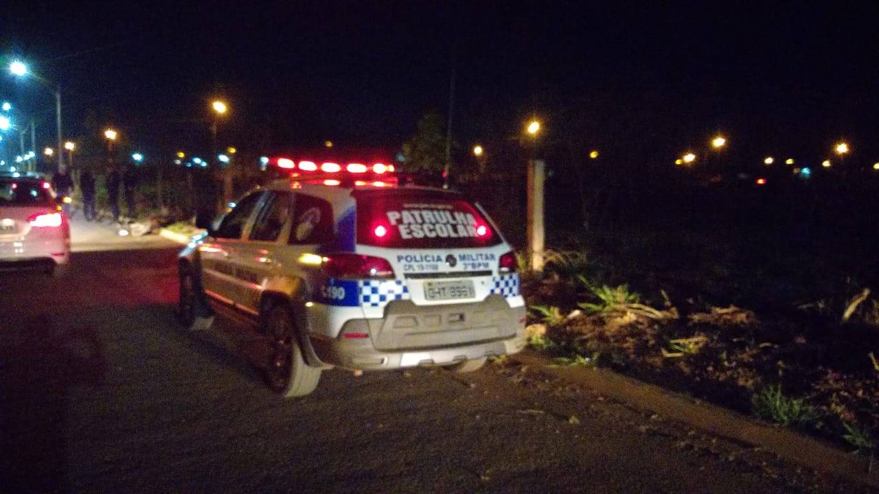Armados e em motocicleta, suspeitos caem durante perseguição policial, mas conseguem escapar