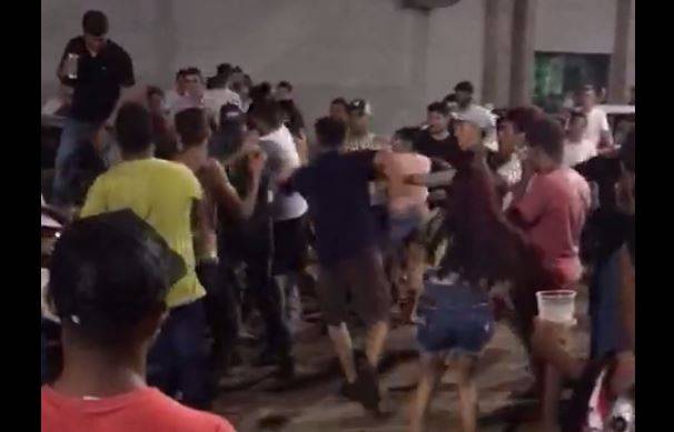 ASSISTA VÍDEO: imagens mostram moças e rapazes se envolvendo em briga de rua na cidade de Cerejeiras