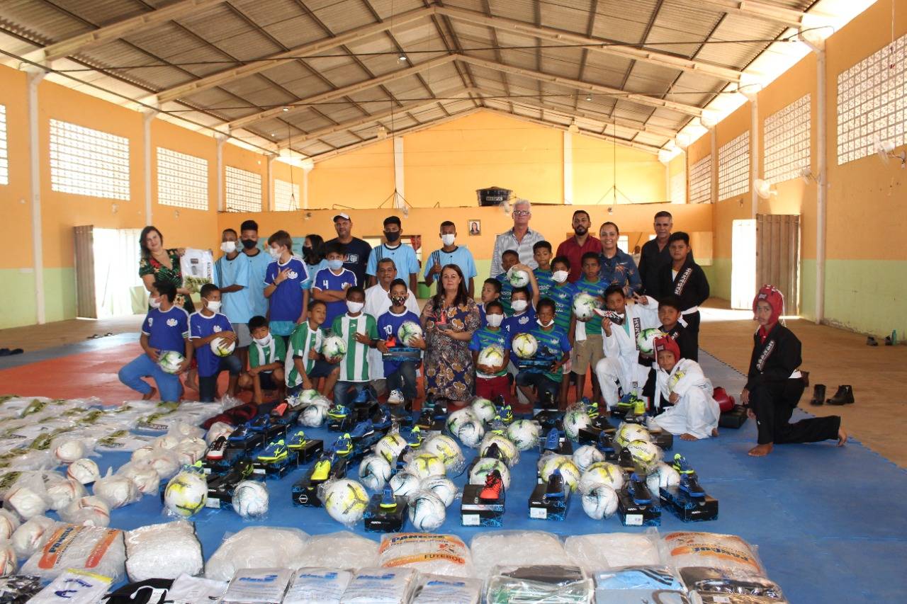 Deputada Rosangela Donadon participa de entrega de materiais esportivos em Pimenteiras do Oeste