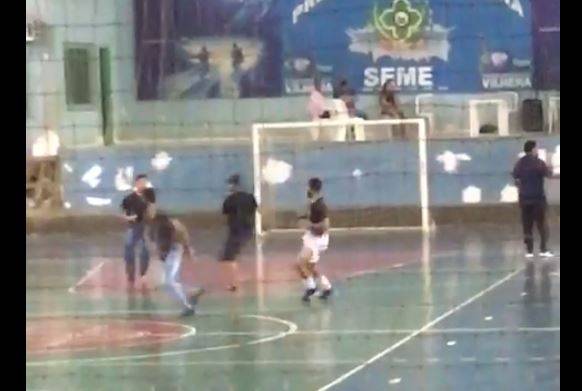 ASSISTA: vídeo mostra comerciante e outros dois torcedores agredindo atleta durante campeonato de futsal em Vilhena