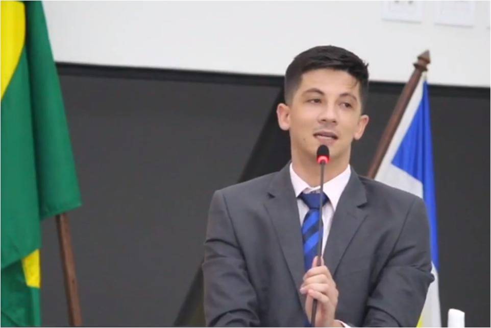 “Tem que ser amigo do rei pra poder ganhar o benefício?”, questiona vereador sobre pagamento de rescisões a portariados