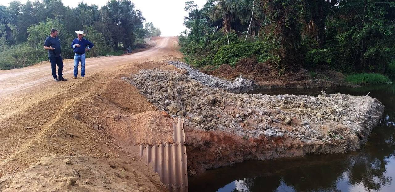 DER atende reivindicação do deputado Luizinho Goebel e substitui ponte de madeira por tubo armco na área rural de Cerejeiras