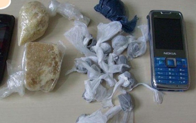 Jovem preso com amigos tenta engolir droga; PM impede
