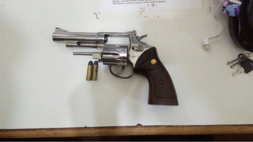 Empresário é preso após mostrar arma e ameaçar mulher que havia se queixado do volume de som em festa