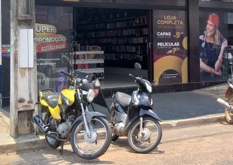 Na madrugada, casal comete furto inusitado ao quebrar porta de loja no centro de Vilhena e “cair em pegadinha”