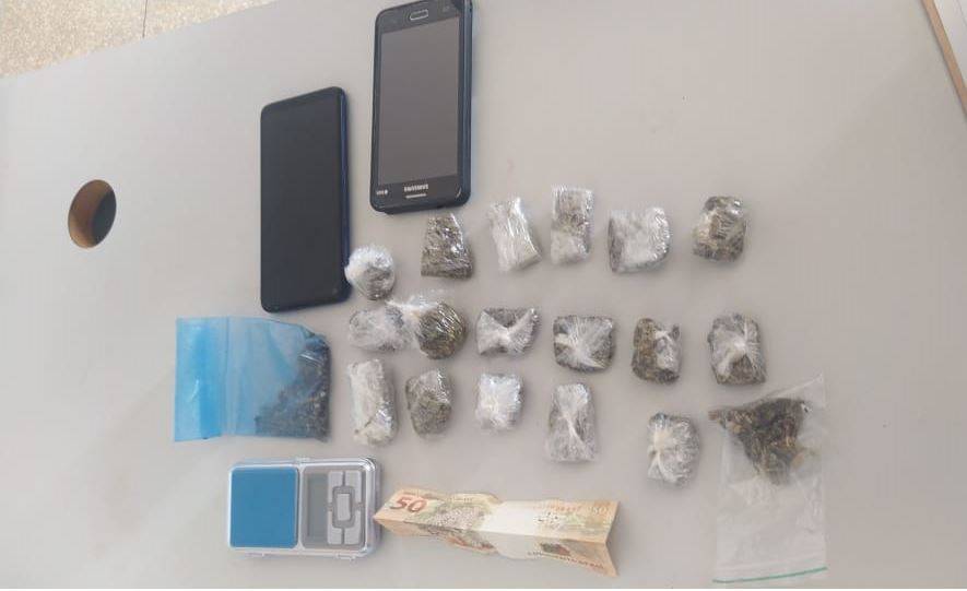 Após vender drogas por celular para suposto caminhoneiro, rapaz de 18 anos é preso em restaurante de posto