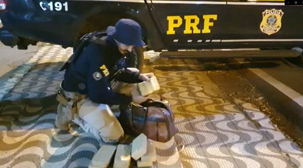 Rapaz que ganharia R$ 5 mil para levar 15 quilos de pasta base de cocaína de Cerejeiras para Uberaba é preso pela PRF em MT