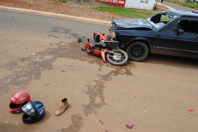 Falta de sinalização e mato em esquina podem ter causado grave acidente