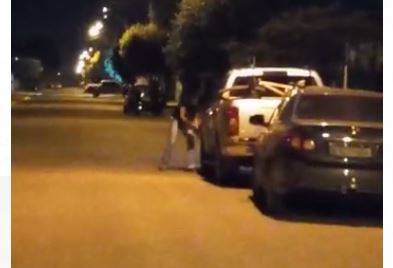 ASSISTA: vídeo mostra mulher enfurecida usando faca para cortar pneus de picape do marido, em Vilhena
