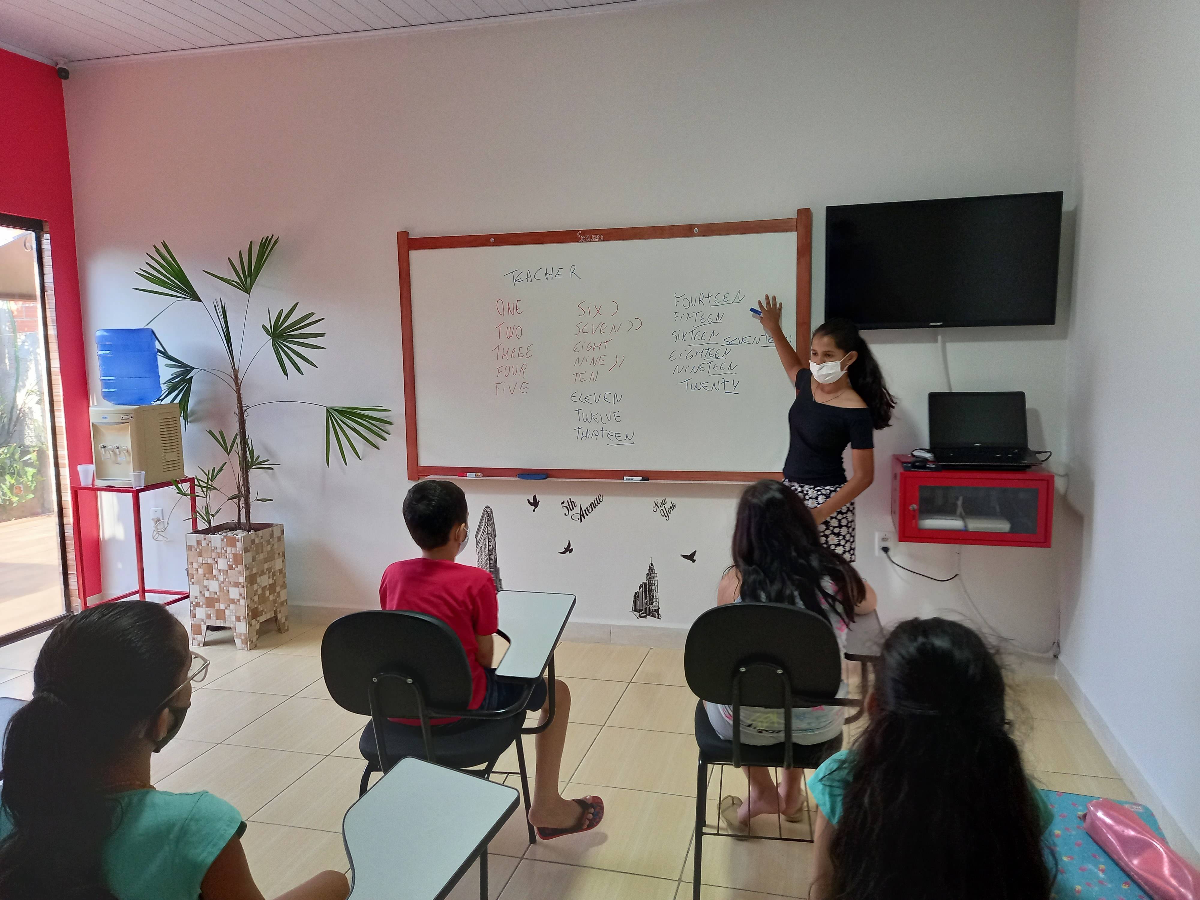Conheça a história da garota de 14 anos que abriu uma escola de inglês em casa e que já tem 20 alunos em Cerejeiras