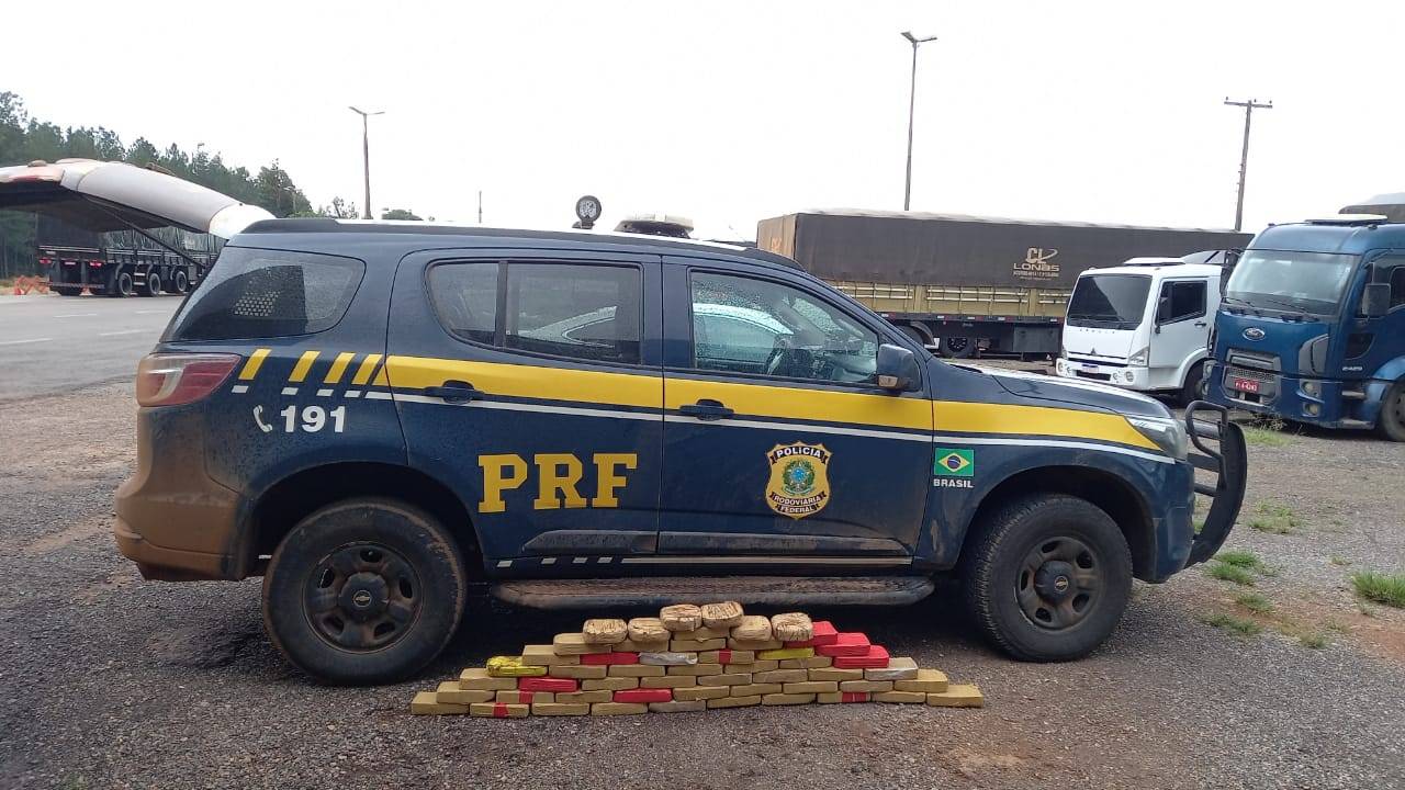 ASSISTA VÍDEO: em Vilhena, PRF prende homem de 27 anos transportando 53 kg de pasta base de cocaína