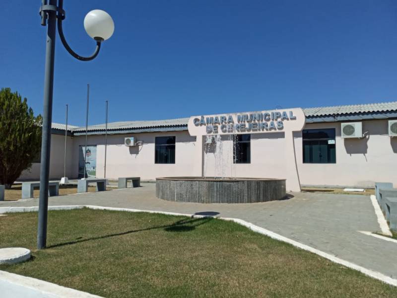Vereador de Cerejeiras quer homenagear esposa que morreu de Covid; servidores protestam e citam colegas que foram vítimas da mesma doença