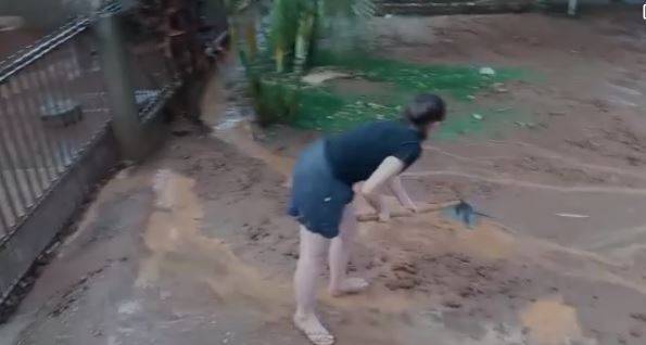 ASSISTA: enxurrada invade casa e loja após chuvas e moradores gravam vídeos detonando prefeito de Colorado do Oeste