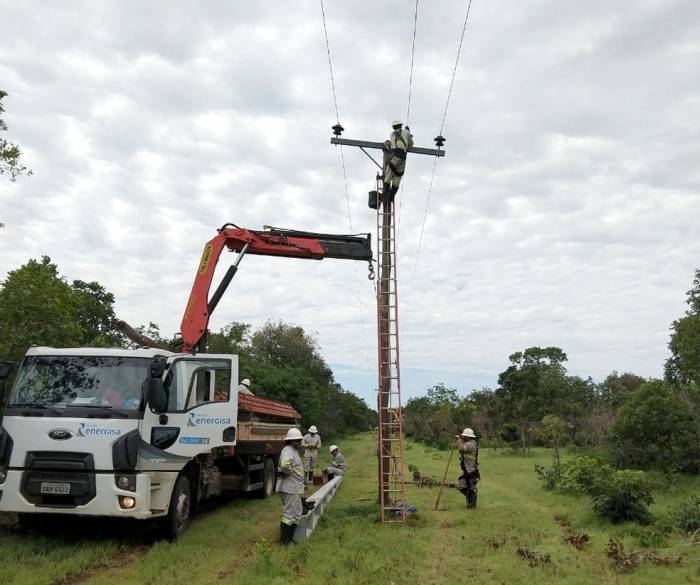 Regiões do São Lourenço e Posto Gaúcho ficam cerca de 22 horas sem eletricidade, gerando prejuízos e transtornos à população
