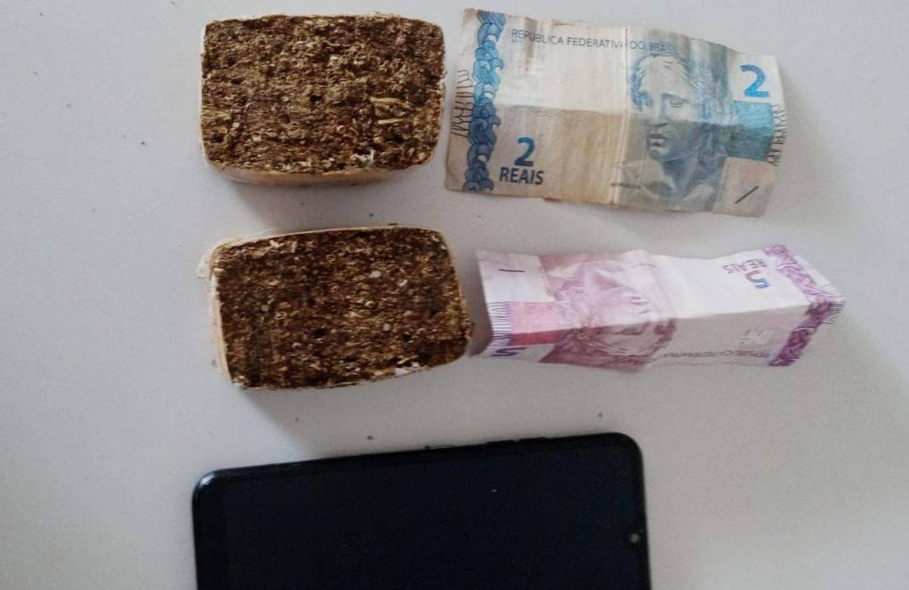 Rapaz fica nervoso com presença de policiais militares e acaba confessando que vende drogas através do WhatsApp