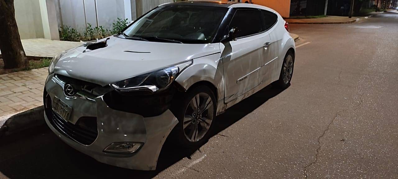 Com sinais de embriaguez, motorista é preso após provocar estragos em carro que estava parado em avenida movimentada