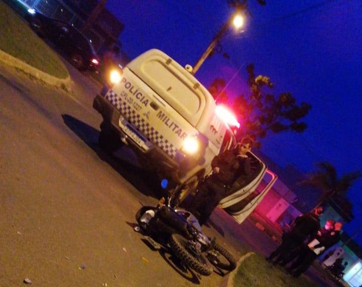 VÍDEO: em alta velocidade, rapaz em fuga atinge viatura da PM, cai de moto, se rala todo e acaba preso