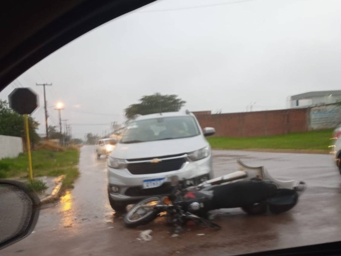 VÍDEO: vigilante tem motocicleta atingida e bate em carro da prefeitura que estava com criança a bordo; causador do acidente tentou fugir